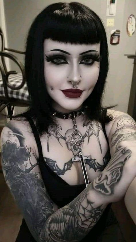 Cute Goth Outfits, Edgy Makeup Looks, Chica Dark, Goth Steampunk, Punk Makeup, Horror Punk, Goth Subculture, Alt Makeup, Steampunk Victorian