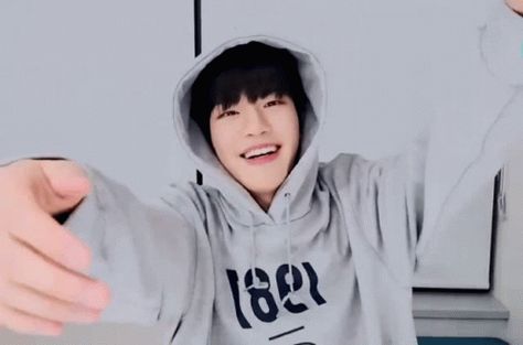 Seungmin Stray Kids GIF - Seungmin Stray Kids Kim Seungmin - Discover & Share GIFs Seungmin Gif, Seungmin And Lee Know, Skz Gif, Stray Kids Gif, Kids Hugging, Hug Gif, Skz Seungmin, Kids Zoo, Skz Memes