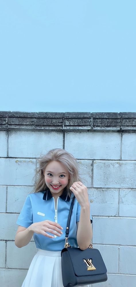 Nayeon Blue Wallpaper, Nayeon Twice Wallpaper, Nayeon Wallpaper, Twice Wallpaper, Bunny Wallpaper, Nayeon Twice, Im Nayeon, Soulmate, Wallpapers