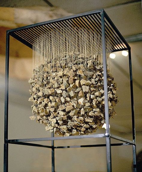 idea for hanging Suspended Art, Installation Design, Stone Sculpture, The Ceiling, Sculpture Installation, Land Art, Art Sculpture, Art Plastique, Art Abstrait