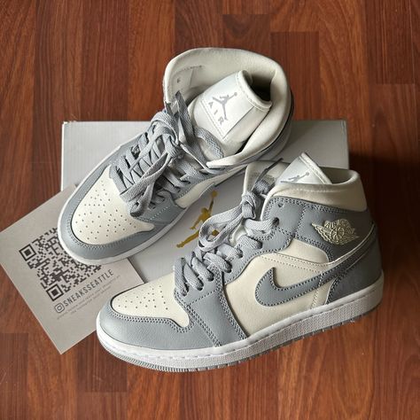 Jordan 1 Mid Stealth, Outfit With Jordan 1, Neutral Color Shoes, Cute Jordans, High Cut Sneakers, Nike Shoes Women Fashion, Cute Converse, Nike Shoes Air Force, Pretty Shoes Sneakers