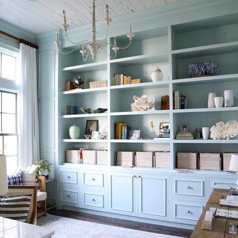 Benjamin Moore Woodlawn Blue Paint Color Schemes. Benjamin Moore Woodlawn Blue is a versatile watery blue paint color. A serene and tranquil paint color, works well in your bedroom just as much as the living room, bathroom or kitchen. This light blue paint color with a green undertone is a chameleon that changes depending on… Woodlawn Blue Benjamin Moore, Light Blue Paint Colors, Hallway Paint Colors, Woodlawn Blue, Benjamin Moore Blue, Hallway Colours, Light Blue Paints, Blue Office, Paint Color Schemes