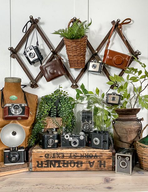 Fall Booth Displays Vintage, Antique Camera Display, Vintage Camera Decor, Vintage Shop Display, Vintage Fall Decor, Antique Booth Ideas, Cottage Decor Farmhouse, Vintage Inspired Decor, Primitive Furniture