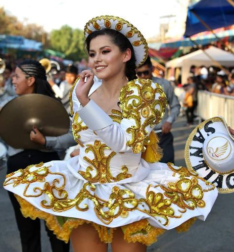 Danza Boliviana, carnaval de Oruro, Bolivia, folklore Chilean Fashion, Salt Flat Bolivia, Color Guard Uniforms, Carnival Girl, Uniform Design, World Cultures, Real Beauty, Petticoat, Vintage Dress