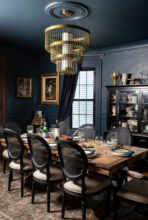 Possible Rooms Applied with Dark Moody Design ~ Matchness.com Traditional Dining Room Lighting, Dark Blue Dining Room, Man Home Decor, Moody Dining Room, Dining Room Navy, Old Home Renovation, Dark Dining Room, Dining Room Victorian, Dining Room Blue