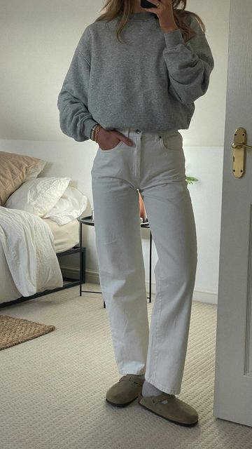 White Jeans Grey Sweater, Neutral Sweatshirt Outfit, Off White Pants Outfit Fall, Outside Work Outfit, White Jean Autumn Outfit, Winter Outfit White Jeans, Outfits With Off White Pants, Later Summer Outfit, White Denim Jeans Outfit Winter