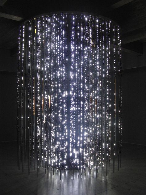 In this sparkling installation entitled Volume, artist Leo Villareal took a handful of twinkling stars and brought them down to earth. Suspended from the Tree Fort, Deco Led, Interior Led Lights, Geek Art, Creative Lighting, Electronic Art, Sculpture Installation, Light Installation, Dream Rooms