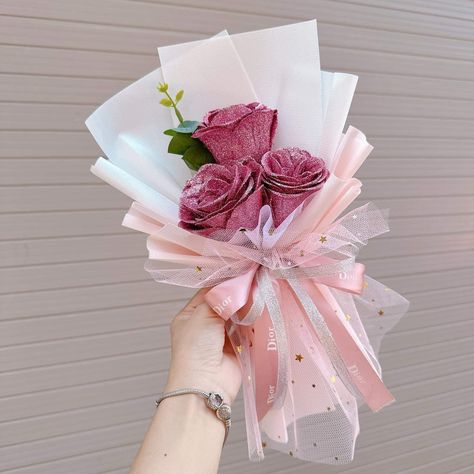 Mini Bucket Flowers, Mini Rose Bouquet, Paper Rose Craft, Satin Flowers Diy, Single Flower Bouquet, Ribbon Flowers Bouquet, Flower Shop Decor, Ribbon Flowers Diy, Bouquet Wrapping