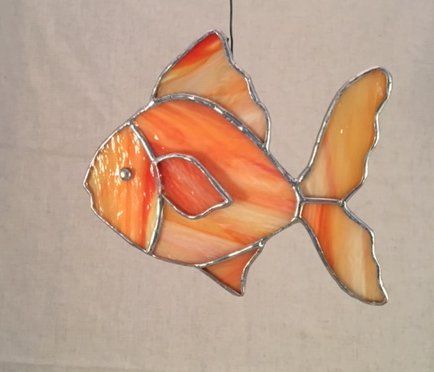 Gold fish made with Orange rippled glass Stained Glass Fish, Fish Tropical, Turtle Drawing, Stained Glass Patterns Free, Mosaic Animals, Stained Glass Ornaments, Water Patterns, Clownfish, Stained Glass Suncatchers