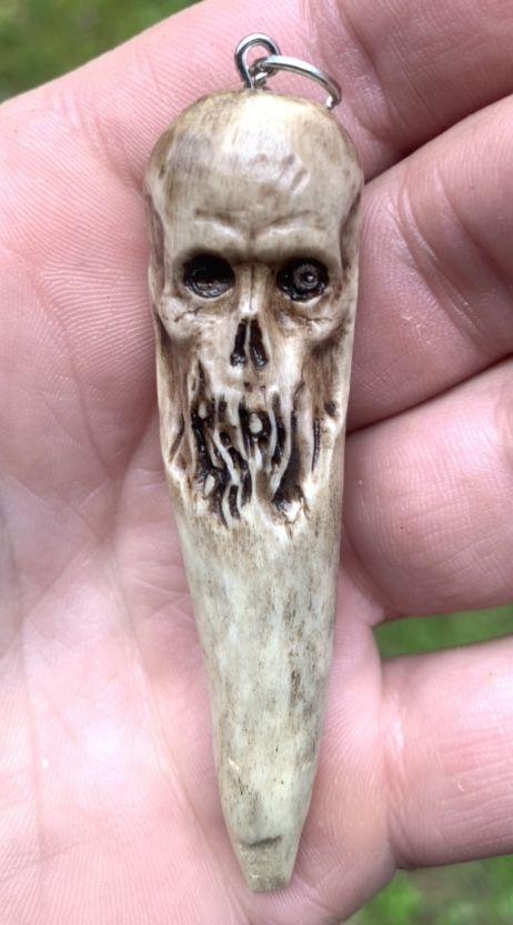 Skull Wood Carving, Antler Carving Ideas, Deer Antler Crafts, Deer Antler Jewelry, Antler Carving, Dremel Crafts, Wood Carving Faces, Antler Crafts, Dremel Carving