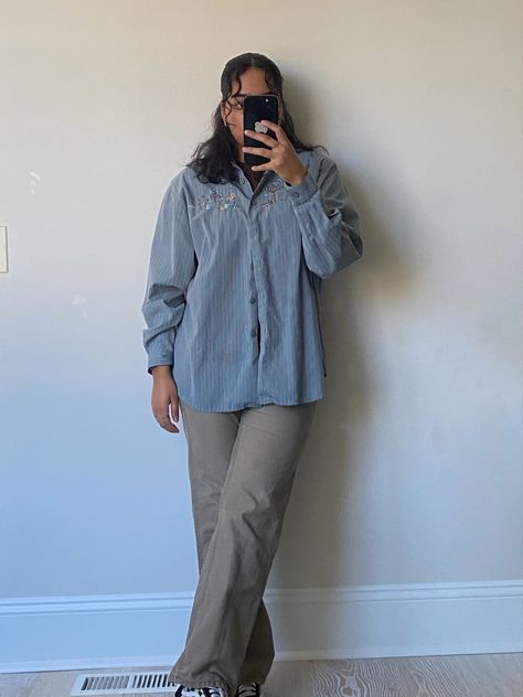 A women takes a mirror selfie of her skater girl outfit. Latina Street Style, Clothes Latina, Earth Tone Outfits Women, Baggy Outfit Woman, Earth Tone Outfits, Women Attire, Women Street Style, Skater Outfit, 2023 Outfits