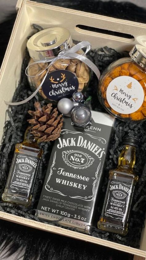 Show your dad some love with a gift basket just for him! 🎁👨‍👧‍👦 From savory snacks to handy gadgets, create a basket filled with all his favorites. 💙🛠️ #DadGiftBaskets #FatherlyLove Dad Gift Basket, Mens Gift Basket, Whiskey Gifts Basket, Xmas Gift Baskets, Whiskey Gift Box, Dad Gifts Basket, Jack Daniels Gifts, Dad Christmas Gifts, Xmas Gifts For Him