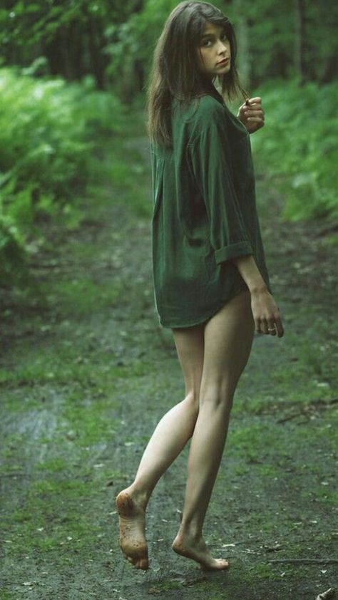 Woman Sitting, Foto Poses, Mode Vintage, Mode Inspiration, Make Money, Persona, Girl Outfits, Walking, Forest