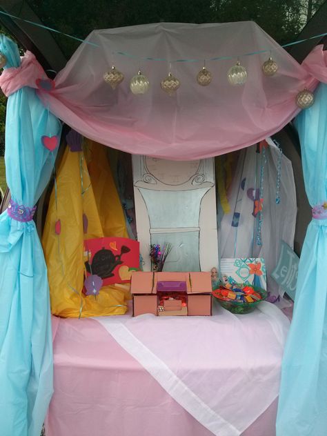 Trunk Or Treat Disney, Disney Princess Trunk Or Treat, Princess Trunk Or Treat, Disney Princess Halloween, Trio Halloween Costumes, Stylish Kids Outfits, Treat Ideas, Trunk Or Treat, Halloween Games