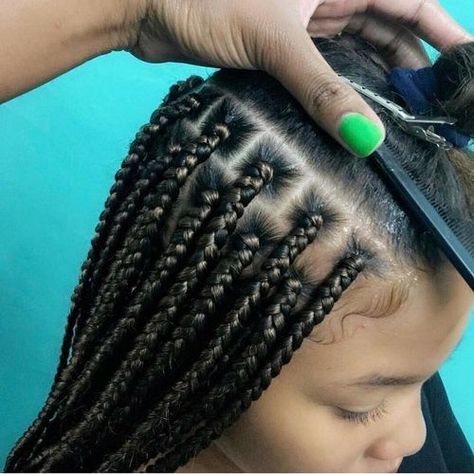 Your all-you-need-guide on How to do Box Braids - Black Hair Spot Box Braids Tutorial, Medium Box Braids, Big Box Braids, Blonde Box Braids, Jumbo Box Braids, Long Box Braids, Box Braids Styling, Braid Tutorial, Cornrows Braids