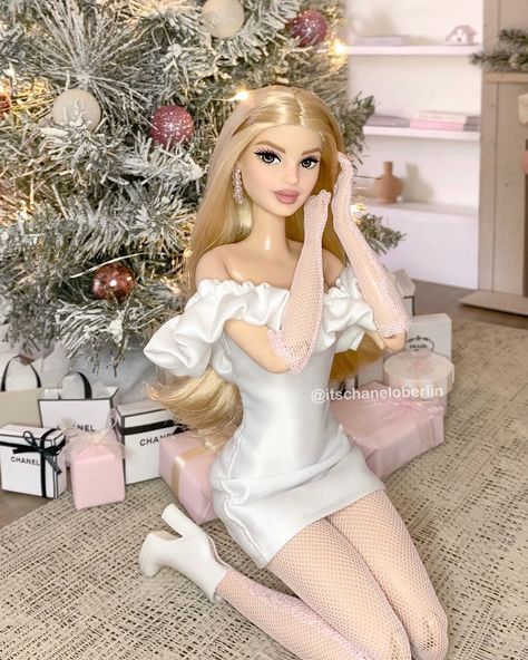 @itschaneloberlin on Instagram: “Merry Christmas Eve 💖 I’m beyond grateful for your support my babies love you so much 🥺💖 best wishes #barbiestyle #instadoll…” Barbie Style Instagram, Barbie Christmas, Barbie Fashion Sketches, Baby Barbie, Barbies Pics, Dress Barbie Doll, Beyond Grateful, Barbie Fashionista Dolls, Barbie Mode