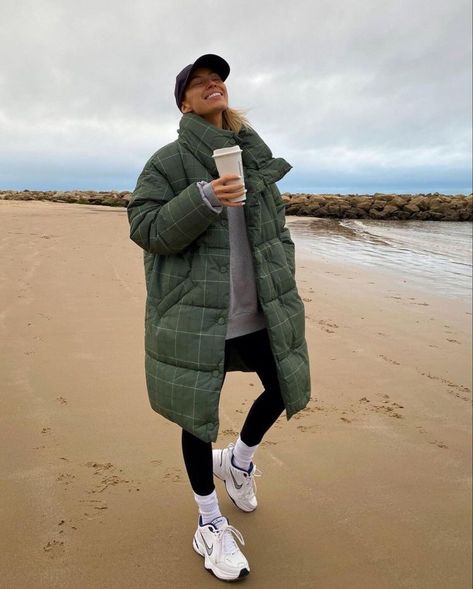 Cold Beach Walk Outfit, Winter Beach Fashion, Ruidoso Outfits, Winter Dog Walking Outfit, Walking Outfit Outdoor Winter, Winter Beach Outfit Casual, Casual Walking Outfit, Beach Outfit Winter, Banff Outfits