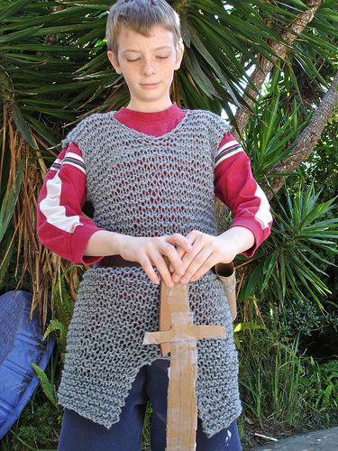 Free knit chainmail pattern for the young knight. Carnaval Diy, Chainmail Patterns, Knight Party, Crochet Costumes, Knight Costume, Viking Costume, Dress Up Boxes, Crochet Chain, Knitted Wit