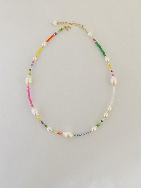 Seed Bead Necklace With Pearl, Colorful Pearl Bracelet, Seed Bead And Pearl Necklace, Mixed Pearl Necklace, Small Bead Necklace Ideas, Necklace Beads Ideas, Seed Bead Necklace Ideas, Bead Necklace Ideas, Small Beads Necklace