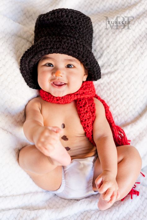 Adorable winter-themed milestone photo idea for baby boys, a baby dressed up as snowman. Taken by TuBelle Photography, a Northern Virginia baby photographer. Check out more milestone picture ideas at www.TuBellePhotography.com Snowman Baby Photo Shoot, Winter Theme Baby Photoshoot, Winter Baby Photoshoot Ideas, Winter Baby Pictures, Photo Ideas For Boys, Milestone Picture Ideas, Monthly Baby Photos Boy, Milestone Ideas, Baby Holiday Photos