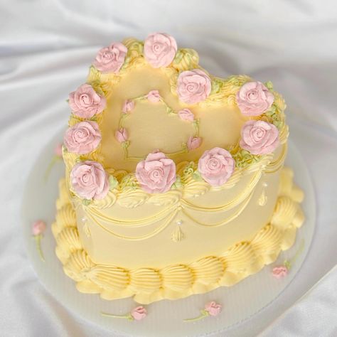 🧈buttery pastel yellow and soft pink roses… | Instagram Fluttershy Aesthetic, Pink Lemonade Cake, Birthday Cake Roses, Soft Pink Roses, 14th Birthday Cakes, Birthday Cake For Mom, Vintage Birthday Cakes, Pastel Birthday, Beautiful Cake Designs