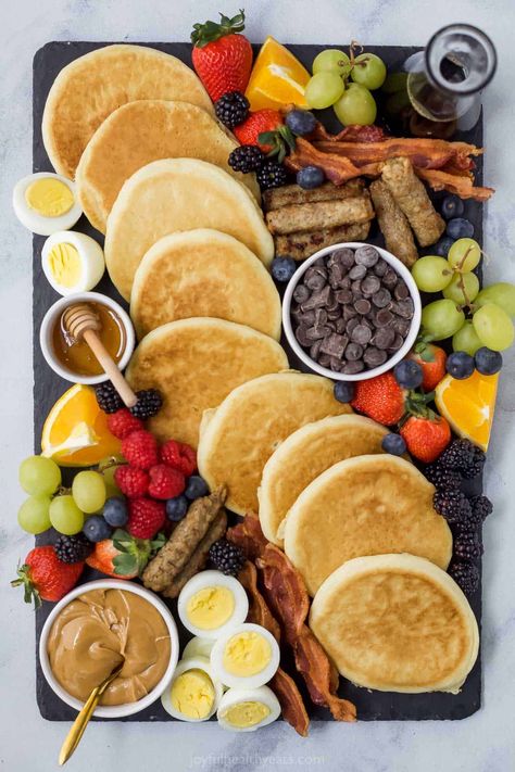 Serve the buffet-style brunch of your dreams with this Simple Charcuterie Board! It's loaded up with a variety of crowd-favorite breakfast foods for an unforgettable family feast or romantic date night spread. #charcuterieboard #datenight #brunchideas #bruchrecipes #valentinesdayideas #breakfastcharcuterieboard Easy Brunch Ideas, Brunch Charcuterie Board, Simple Charcuterie Board, Brunch Charcuterie, Simple Charcuterie, Lox And Bagels, Charcuterie Board Ideas, Buffet Style, Breakfast Platter