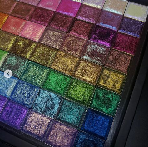 Rainbow Makeup Palette, Rainbow Eyeshadow Palette, Cosmetics Table, Jubilee Line, Rainbow Eyeshadow, Funky Makeup, Rainbow Makeup, Makeup Supplies, Makeup Palettes