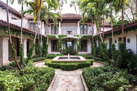 Make a Splash - Fountains, pools and ponds bring life to your landscape Courtyard With Fountain, Miami Beach Mansion, Kips Bay Showhouse, Circular Patio, Courtyard Gardens Design, Mediterranean Style Homes, Outdoor Living Design, Water Features In The Garden, Fountains Outdoor