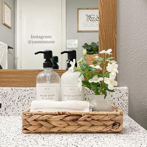 Dekorere Bad, Bathroom Counter Decor, Small Bathroom Organization, Restroom Decor, Bad Inspiration, Bathroom Decor Apartment, Counter Decor, Trip Essentials, Bathroom Counters