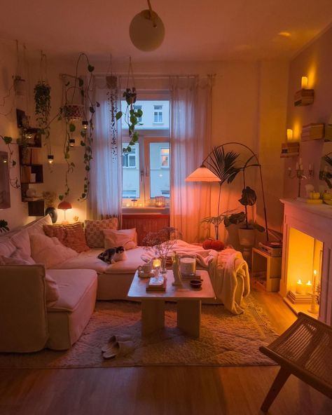 25 Super Gorgeous Hippie Apartment Aesthetic Ideas You Should Try! Cozy Living Room Lighting Ideas, Studio Appartement Ideas, Cozy Colorful Apartment, Warm Room Decor, Apartment Cosy, Hippie Apartment Aesthetic, Loft Space Ideas, Cosy Living Room Ideas, Hippie Apartment