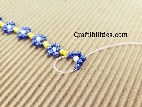 Seed Bead Jewelry Tutorials Daisy, Seed Bead Tutorial Flower, Seed Bead Jewelry Flower Tutorial, Diy Daisy Bead Bracelet, How To Make Seed Bead Flower Bracelets, Seed Bead Jewelry Flower, How To Make A Flower Beaded Bracelet, How To Flower Bracelet, Glass Bead Bracelet Diy