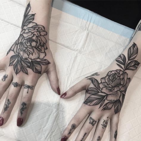 Botanisches Tattoo, Finger Tattoo For Women, Street Tattoo, Tattoos For Women Half Sleeve, Fire Tattoo, Hand Tattoos For Women, Modern Tattoos, Different Tattoos, Baby Tattoos