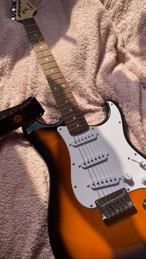 Electric guitar Sunburst Electric Guitar Aesthetic, Aesthetic Electric Guitar, Electric Guitar Aesthetic, Brown Electric Guitar, E Guitar, Guitar Aesthetic, Blue Electric Guitar, Guitar Designs, Types Of Guitar