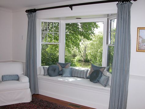 Bay Window Seat with Pillows- always wanted a living room with a window like this Painted Bay Window, Bay Window Treatments, Bay Window Living Room, Bay Window Seat, Bay Window Curtains, Window Seat Design, Window Seats, Bow Window, Window Room