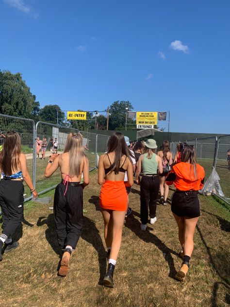 Festival Outfit Aesthetic Uk, Reading And Leeds Festival Outfits, Leeds Festival Aesthetic, Electric Picnic Outfits, Boardmasters Aesthetic, Reading Outfits Festival, Festival Aesthetic Uk, Reading Festival Aesthetic, Boardmasters Outfit