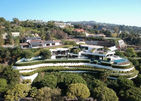 A $38 Million Open-Air Mansion Twinkles Like A Star Over Beverly Hills Infinity Pool Movie, Pool Movie, Modern Mansions, Toronto Architecture, Modern Style Living Room, Beverly Hills Mansion, Zen Interiors, Luxury Houses Mansions, Mansion Designs