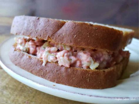 Homemade Ground Bologna Sandwich Spread Bologna Sandwich Spread, Sandwich Spread Recipes, Appalachian Recipes, Bologna Sandwich, Old Wood Floors, Butter Crackers, Strawberry Drinks, Ham Salad, Sandwich Spread