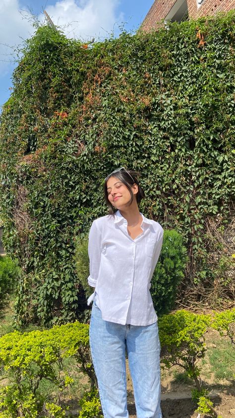 Basic college outfit white shirt blue denim outfit inspo summer Fit Check Poses, Danger Photo, Brunette Hair Cuts, Foto Inspo, Paintings Tutorials, Dream Fashion, Instagram Lifestyle, Academic Motivation, Basic Fit