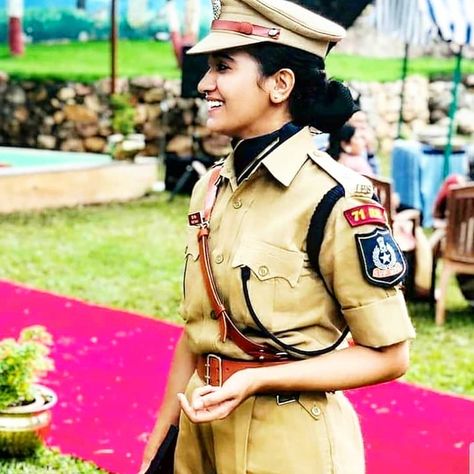 Ips Officers Lady Wallpaper, Upsc Civil Services Logo, Ips Officers Quotes, Ips Police Wallpaper, Ips Officers Lady, Ips Motivation, Ias Upsc Wallpapers, Indian Flag Pic, Ips Officer