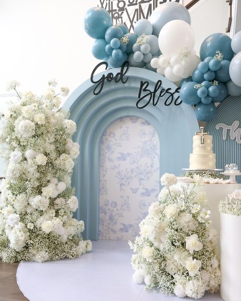 Thomas’s Baptism 🕊️⛪️ Backdrop + Balloons + Florals @janettloveshop Event Planner @busybeesevents Cake @letic__gourmet Sweets @unique_partyfavorsbyvania #baptism #baptismballoons #baptismbackdrop #baptismflowers #baptismcake #baptismdecor #baptismdecoration #baptismparty #baptismideas #baptismday⛪️ #baptismballoongarland #elegantbaptism Baptism Backdrop Ideas, Baptism Backdrop, Backdrop Balloons, Gourmet Sweets, Baptism Decorations, Baptism Cake, Baptism Party, Baby Shower Winter, Winter Baby