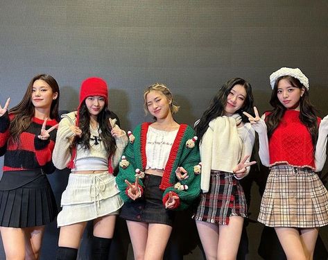 Chuncheon, Lee Chaeryeong, Outfit Korean, Christmas Outfits Women, Best Christmas Presents, Best Christmas, Best Christmas Gifts, Kpop Girl Groups, Instagram Update