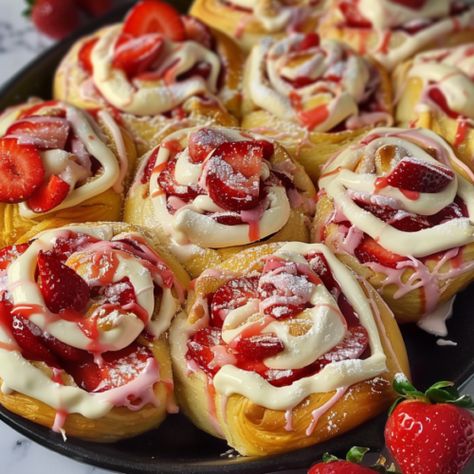 Strawberry Cheesecake Sweet Rolls Sweet Roll Recipe, Sweet Rolls, Yummy Comfort Food, Sweet Snacks Recipes, Fun Baking Recipes, Strawberry Cheesecake, Strawberry Recipes, Best Recipe, Food Obsession