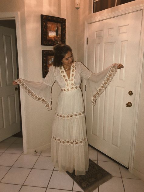 Stevie Nicks White Dress, Stevie Nicks Red Carpet, Boho 70s Dress, 70s Midi Dress, 70s Style Prom Dress, Stevie Nicks Prom Dress, Stevie Nicks Fashion Inspiration, 1970s Boho Fashion, How To Dress Like Stevie Nicks