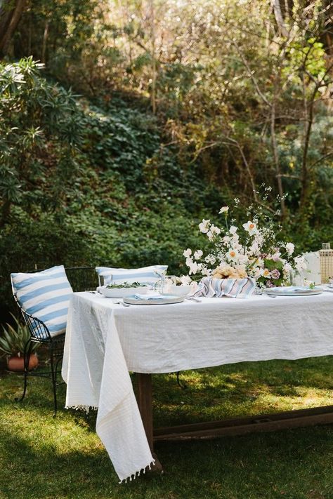 Garden Table Setting, Outdoor Table Cloth, Al Fresco Wedding, Heather Taylor, Beach Pillows, Summer Table, Spring Tablescapes, Summer Tables, White Table Cloth