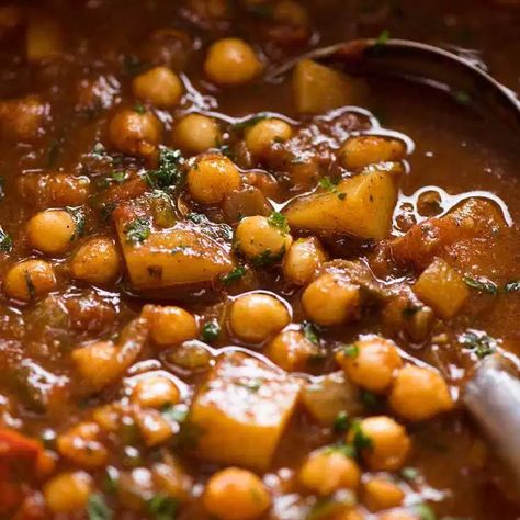 Chana Aloo, Aloo Chana, Chickpea And Potato Curry, Easy Chickpea Curry, Chana Recipe, Aloo Curry, Recipetin Eats, Curry Spices, Potato Curry