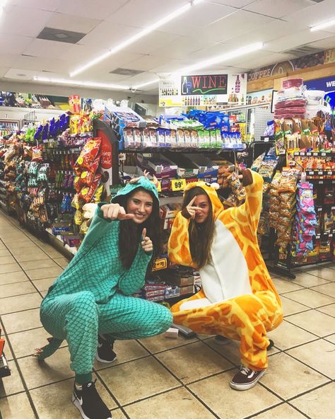 Best Friend Onesies, Blonde And Brunette Best Friends, Funny Friend Pictures, Girls Cuddling, Photo Recreation, Black Color Hairstyles, Color Hairstyles, Friend Poses Photography, Halloween Costume Outfits