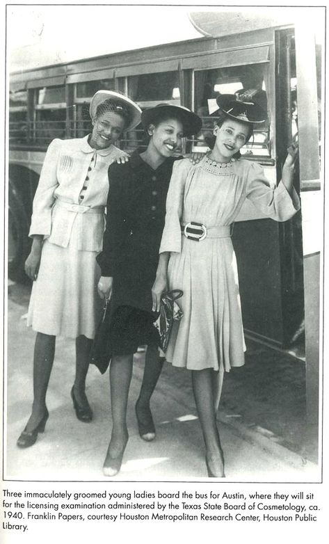 1940, three ladies going to take their cosmetology exams in dark to light stockings. Fashion 1940s, State Board, Three Women, Vintage Black Glamour, Look Retro, Style Inspiration Spring, Retro Mode, Texas State, Photo Vintage