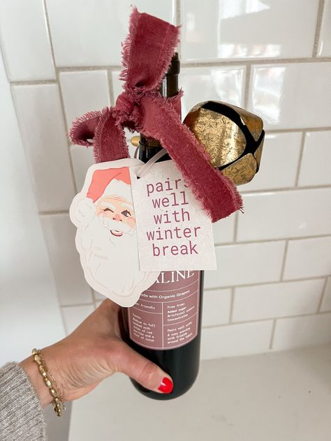 Cute Inexpensive Christmas Gifts, Holiday Party Gifts For Employees, Wine Bottle Christmas Gifts Wrapping, Faculty Gift Ideas, Secret Pal Thanksgiving Gifts, Christmas Gifts Cricut Diy, Flower Gift Ideas For Teachers, Office Christmas Present Ideas, Treat Yourself Gifts