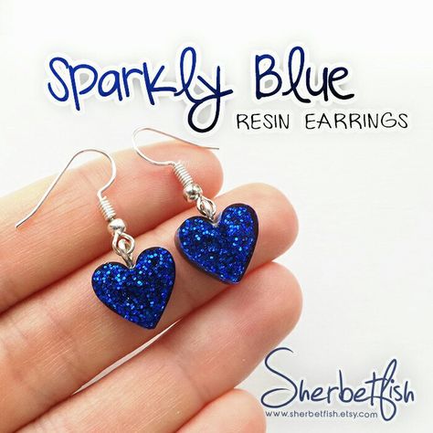 Sparkly blue earrings 💙👗👛 Resin Jwellary, Aretes Diy, Resin Jewelry Tutorial, Diy Resin Earrings, Resin Hearts, Resin Studs, Resin Making, Resin Crafts Tutorial, Blue Acrylic Nails