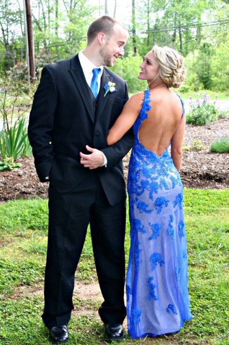 Fun Hoco Pictures Ideas, Diy Prom Picture Ideas, Semi Formal Picture Ideas, Prom Ideas Pictures, Poses Homecoming, Prom Couple Pictures, Hoco Pose, Couple Prom Pictures, Formal Couple